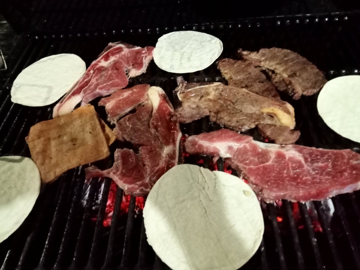 27819Tsa's tweet photo. Carne asada, empalmes y cheve#ViernesBotanero https://t.co/HUIzi9EIfH