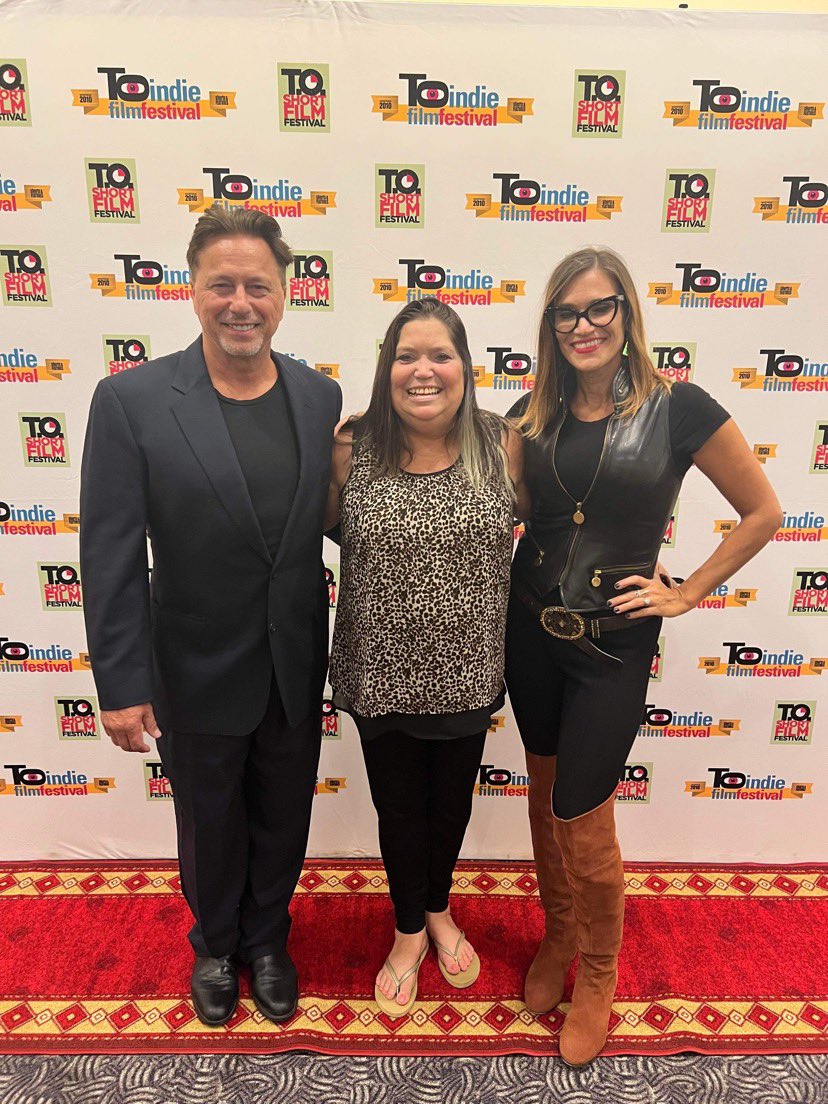 candacekellyto's tweet photo. @BIGRosieBK @KimFCoates @AndyLGirl @Cinnygirlx Hanging with @realjeffwincott @manda_pandaa86 #AddictsInToronto so glad weβre all still hanging out on Twitter sharing in our adventuresπ₯°π₯° Love you all! β€οΈβ€οΈ https://t.co/H9j0NgcHrx