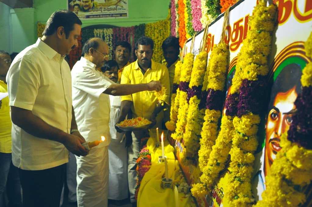 drramadoss's tweet photo. வன்னியர் இடஒதுக்கீட்டுப் போரில் துப்பாக்கி குண்டுகளை மார்பில் தாங்கி இன்னுயிர் ஈந்த 21 ஈகியர்களுக்கும் அவர்களின் 35ஆவது நினைவுநாளில் வீரவணக்கம் செலுத்துகிறேன். அவர்களின் தியாகத்திற்கு இந்த உலகில் ஈடு இணையில்லை. அவர்களின் தியாகத்தை எந்நாளும் போற்றுவோம்!
#35YearsofVanniyarAgitation https://t.co/tmkujX4Mud