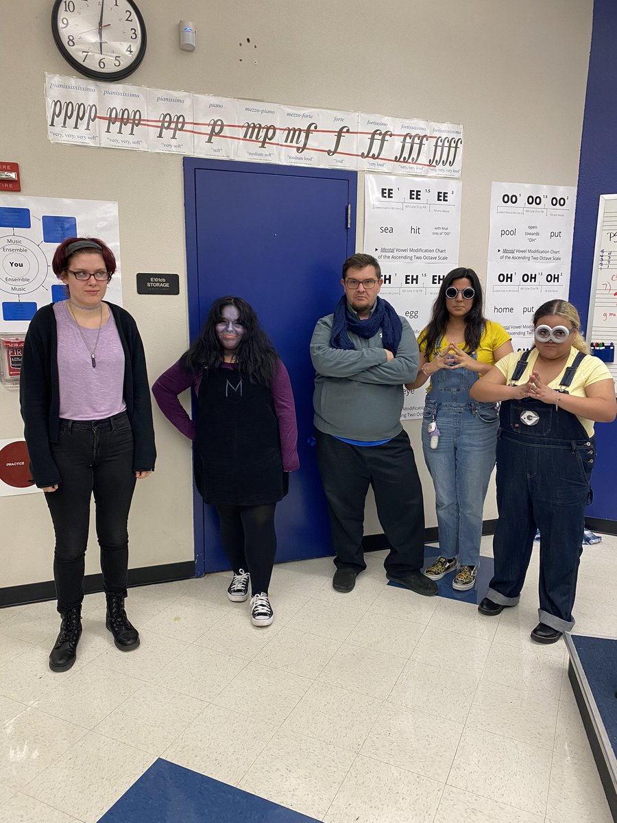 jaychoirs's tweet photo. TODAYS THEME OF THE WEEK :
CARTOON FUN
- Today some of our choir members dressed up together as Minions, while our wonderful director Mr.Hendricks was Gru ππ #jaystrong #choir #johnjayhighschool https://t.co/MyjWeklHzF