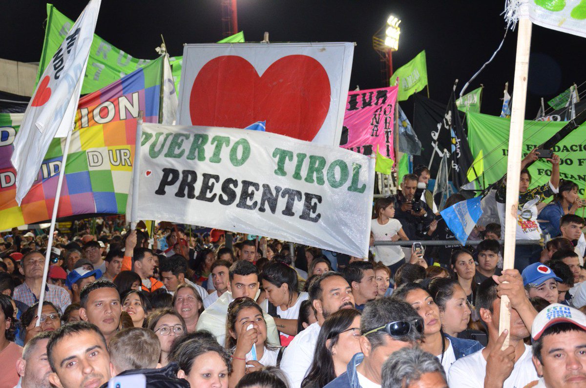 hugo_sager's tweet photo. Hoy más que nunca, el liderazgo, las convicciones y su fortaleza de seguir cumpliendo muchos sueños, serán plasmados en 2023 de la mano de Jorge Milton Capitanich.
¡Gracias compañeras y compañeros por el abrazo y el afecto de siempre!! ❤️
#FCHMM #Coqui #15Años https://t.co/aZdDX96SHB