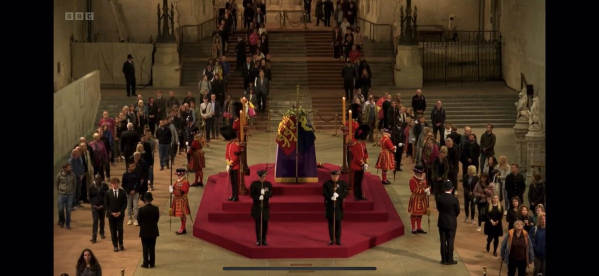 rishilakhani's tweet photo. #QueueForTheQueen 

#QueenElizabeth 

#Respect 

🙏🏽 https://t.co/kmzdbZKVQg