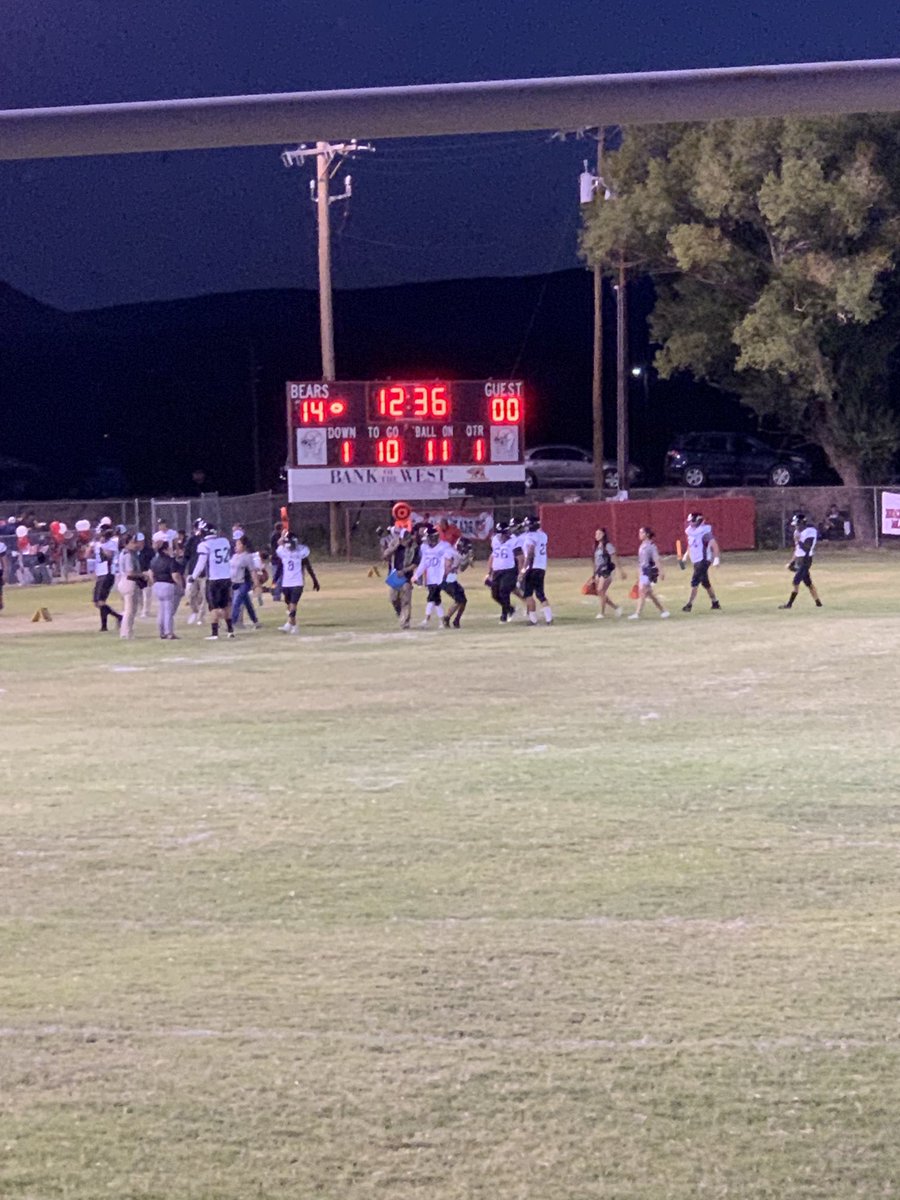 PatGaray2's tweet photo. End of 1st qt. Bears 14 Lobos 0. LETS GO BEARS!!!👍💪🏈 https://t.co/my79di6bbe