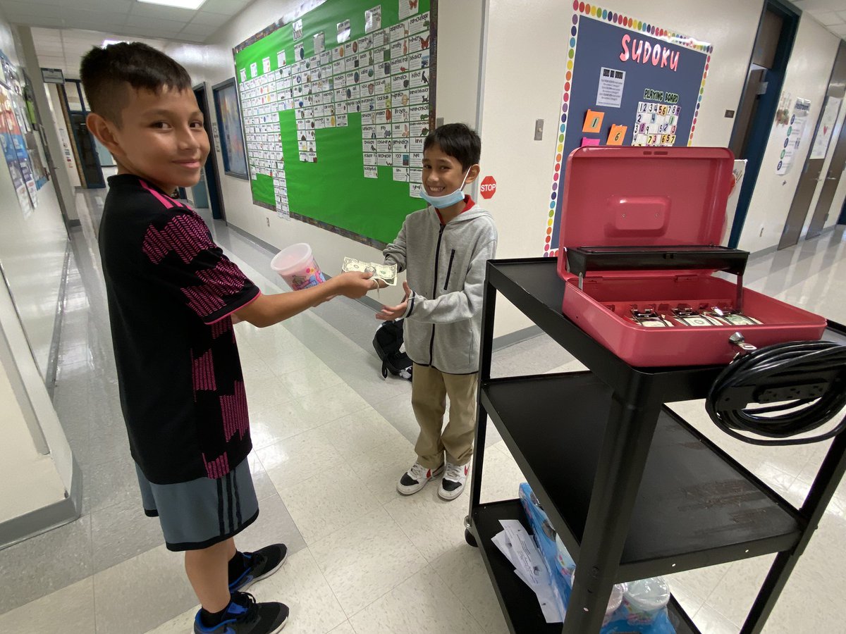 vickicasco7's tweet photo. @ClubHill_Cougar 5th graders working to raise money for camp scholarships…Real world learning 💙💚 @msgordons4 https://t.co/XkF9LZnW8s