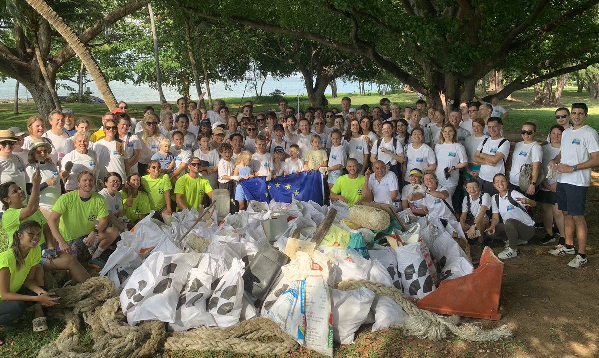 IwonaPiorkoEU's tweet image. This morning, with #TeamEurope 🇪🇺 in Singapore, we collected marine litter at East Coast Park 🇸🇬 Thanks to everyone! As we celebrate #EUYearofYouth, let’s keep our oceans clean for many generations to come 🌊
#EU4Ocean #YouthforOcean #BeGreenGoBlue