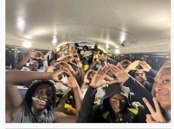 It’s a W for the green and gold!!! The PIONEERS defeated the Lake Buena Vista Vipers! #thisisoakridge #pioneerpride #boundforglORy