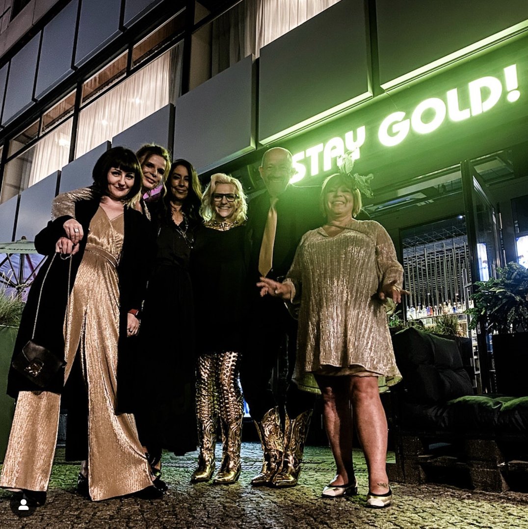 FannyZschau's tweet photo. Danke für die tollen Fotos von der Tech Award Gala 2022. Makeup and Styling: Alisha Zablockaya, Outfits und Kopfschmuck: Elli Fatale, Glitterimperium. (c) @WLOUNGE, Kat Gubanova, KreativMedia Berlin #DigitalDivaDeluxe  #DivasAtWork #Glitterimperium #WLOUNGE #WTAG2022 #StayGold https://t.co/Kj43fuP16b