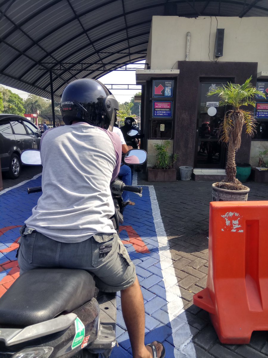 hamidcorp's tweet photo. Mungkin hanya layanan drive thrue perpanjangan pajak STNK di samsat sidoarjo yang masih ada tarikan biaya parkirnya min @e100ss @infosda https://t.co/9l4x5wfTP7