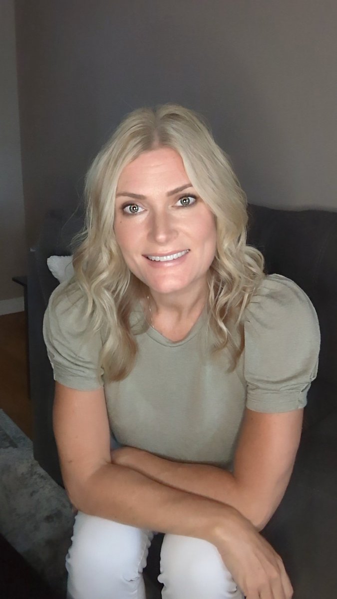 I'm a 45yr old wife &amp; mom to 2 amazing boys.For 17yrs I worked for the 🇨🇦Feds until they forced me to retire early for not complying. I welcomed #freedomconvoy &amp; supported as best I could (acco, food, laundry). Best thing to happen to Ottawa in my lifetime ♥️🇨🇦♥️
#TrudeauMustGo