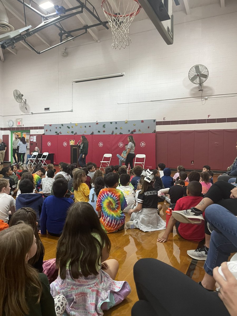 LabrosseKristy's tweet image. Wow, what a week in 2-L. Back to School Night, our first assembly, and the first (of many) trips to the prize basket! ✌🏼nd grade rocks! @NMGibbs_NJ #NMUKNIGHT