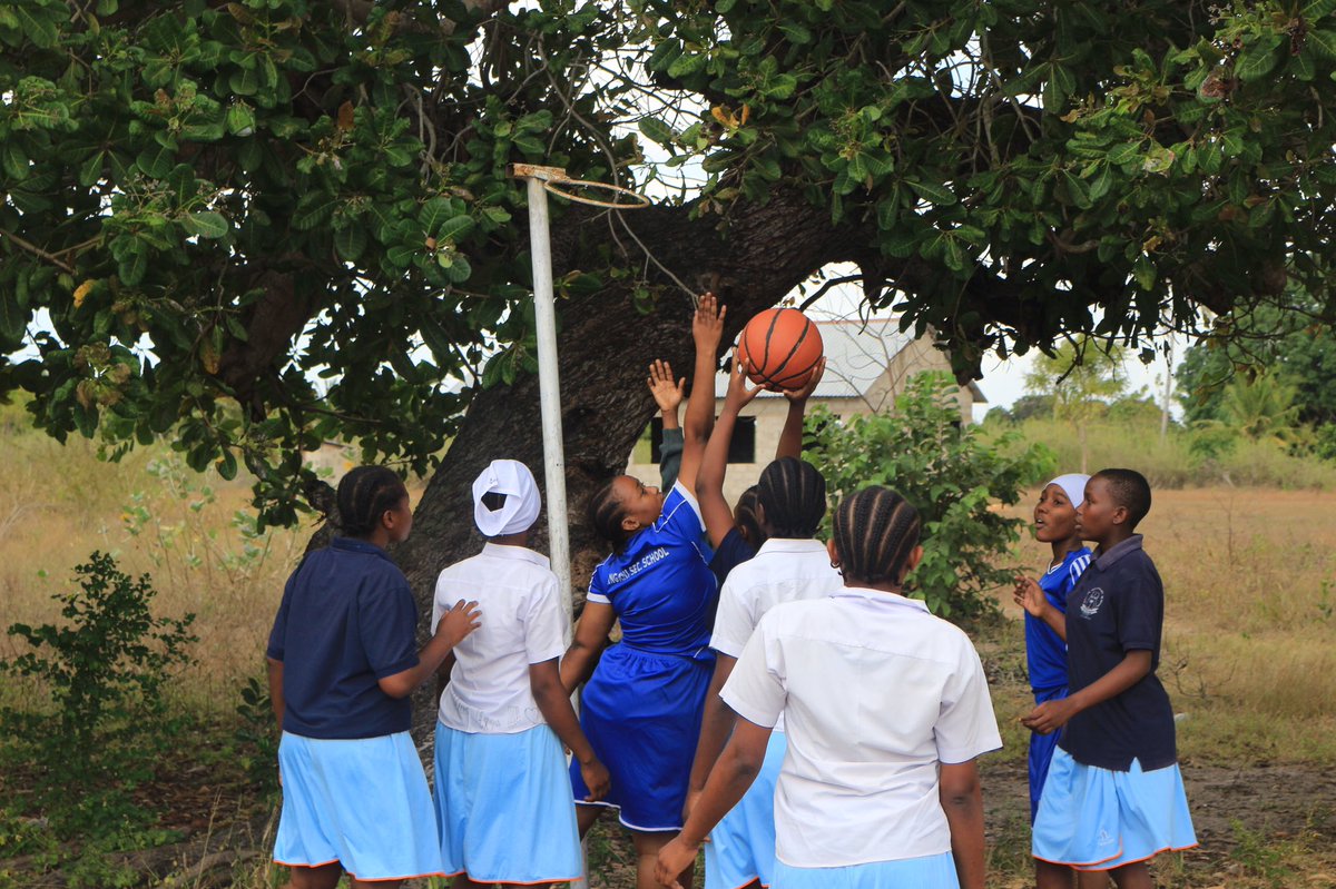 BensonDaudi1's tweet photo. #Sportsandenvironment : Sisi tumeamua kutumia michezo kuhamasisha utunzaji wa mazingira♻️. Leo tunaungana na dunia kufanya usafi katika maeneo yote . #worldcleanupday #WCD2022 #Tanzania #Letsdoit #environment https://t.co/l96l2izPH5