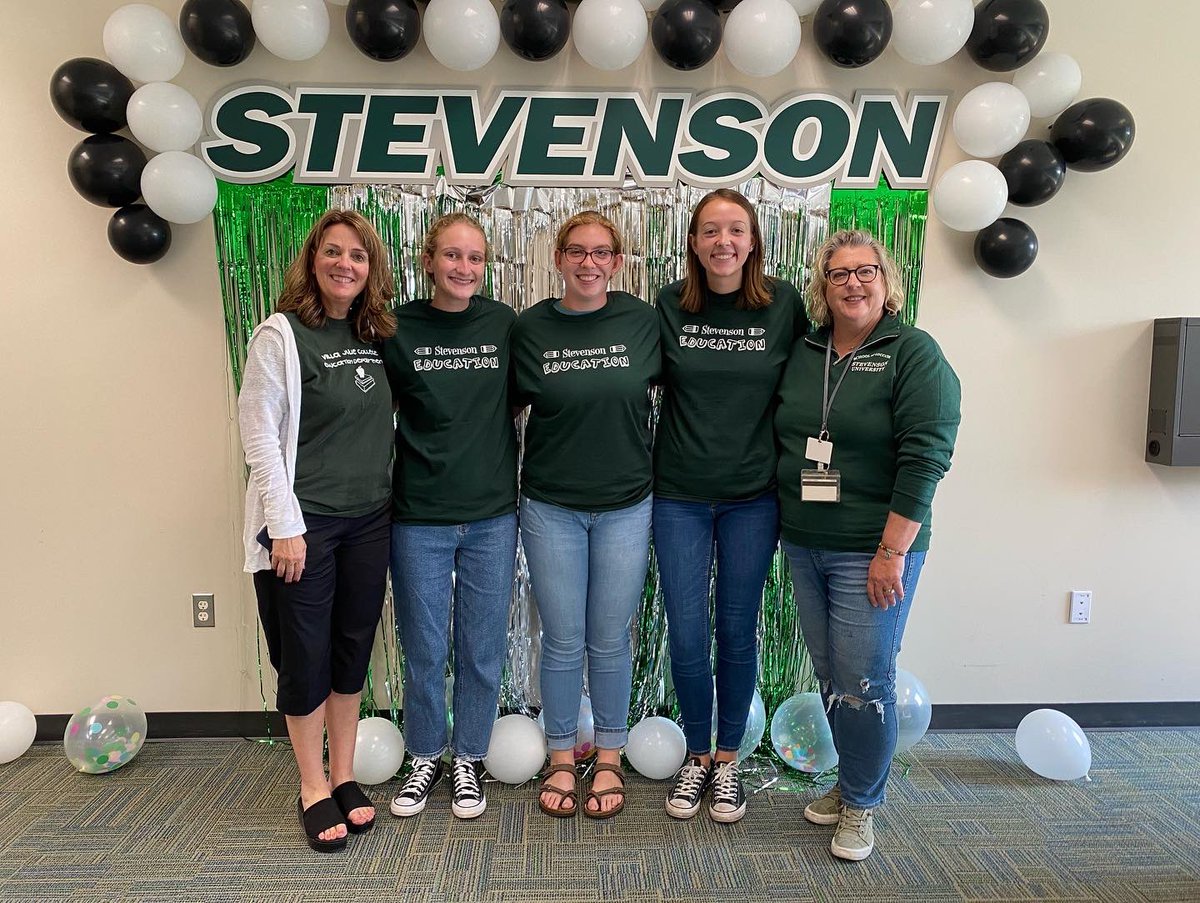 What a wonderful <a href="/SteveSchoolofED/">SUSchoolofEducation</a> social! Truly is senior year with the best people in the SOE 🍎✏️💚#whatwedomatters