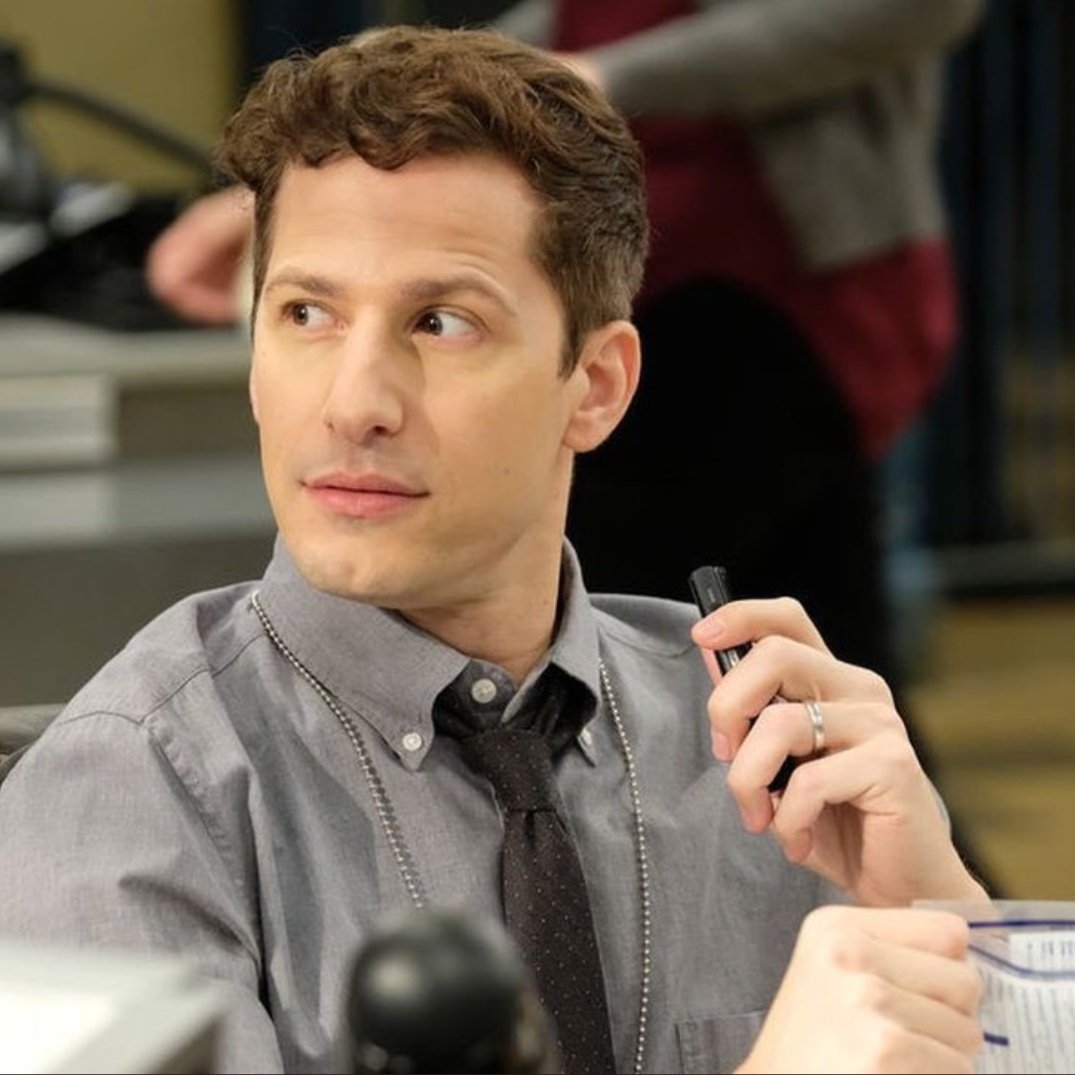 Hoje faz 1 ano que Jake Peralta completou sua evolução e o último episódio de Brooklyn 99 foi exibido pela primeira vez. Sentimos saudades do nosso detetive favorito.