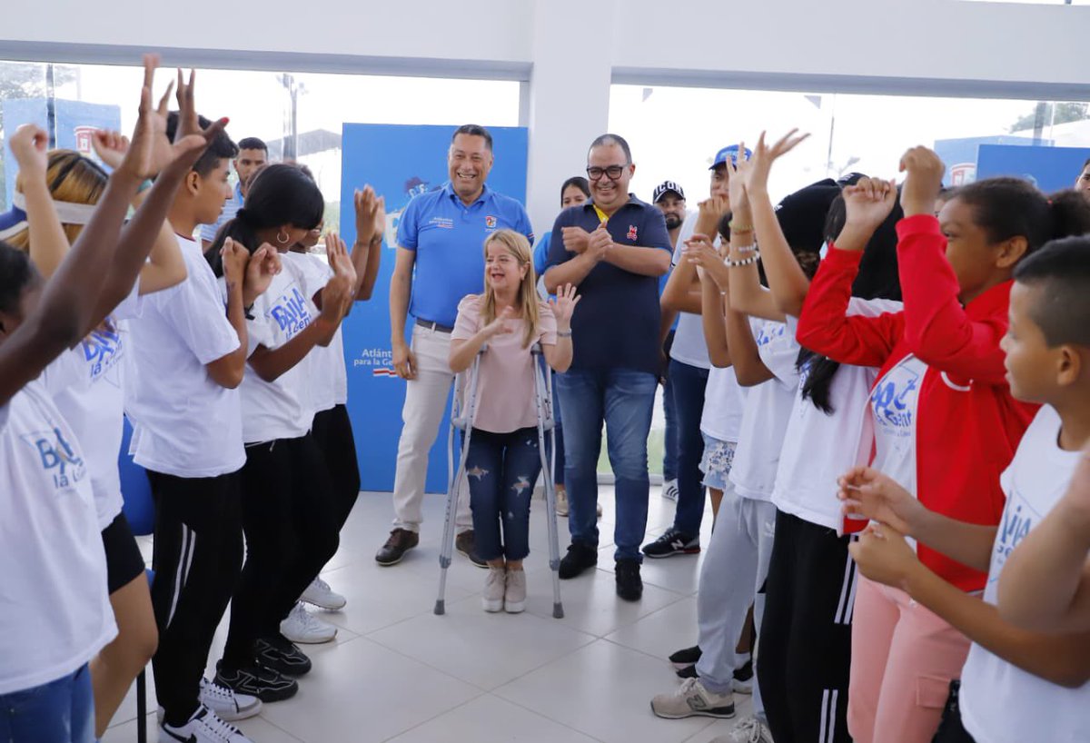 manueldiazcol's tweet photo. #Baranoa | Fantástico el show de líderes talentos de #BailaLaGente donde los jóvenes nos contagiaron con su alegría en una tarde donde el canto, el baile y el arte hicieron gala. #CreamosConvivencia 🙂🇦🇹 https://t.co/Xdkrvb57VX