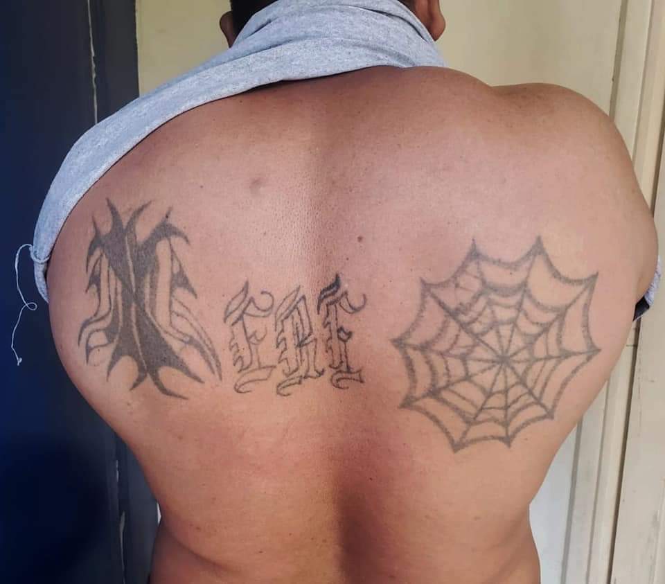 CazadorSv27's tweet photo. #Cabañas || La PNC capturó a Jeremías Durán Orellana, alias "Chino", un terrorista que modificó los tatuajes de su pandilla para evadir la justicia, pero fue en vano, ya que en nuestro sistema tenemos evidencias de los tatuajes que lo vinculan a la pandilla MS13. https://t.co/OSbnQaicTL