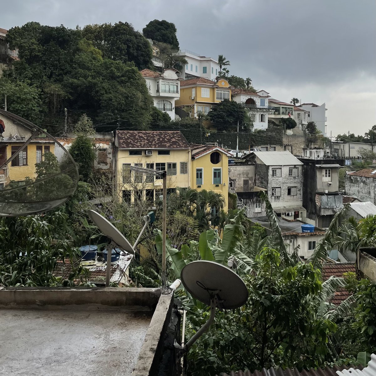milachannn's tweet photo. Nächster Stopp: Rio de Janeiro📍
Obwohl das Wetter hier die ersten Tage wirklich schlecht war, hat mich die Stadt aufgrund der vielen bunten Graffitis und Straßen direkt um den Finger gewickelt (ganz abgesehen von den vielen netten Menschen natürlich!) 🫶🏻🎭 #studierenweltweit https://t.co/GpVzTb2WRm