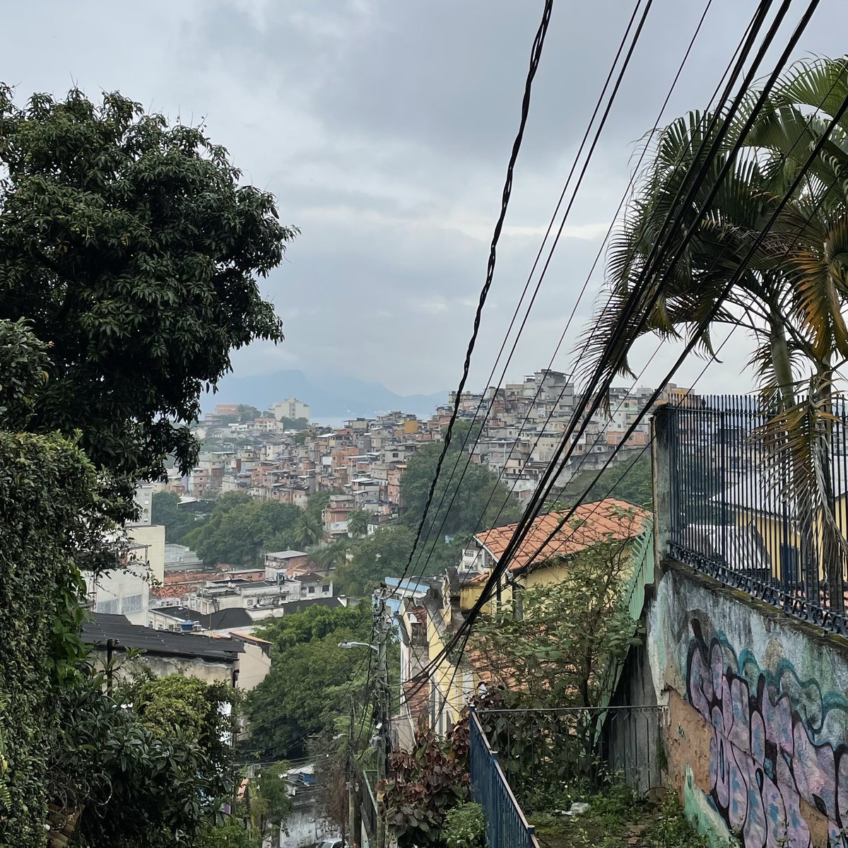 milachannn's tweet photo. Nächster Stopp: Rio de Janeiro📍
Obwohl das Wetter hier die ersten Tage wirklich schlecht war, hat mich die Stadt aufgrund der vielen bunten Graffitis und Straßen direkt um den Finger gewickelt (ganz abgesehen von den vielen netten Menschen natürlich!) 🫶🏻🎭 #studierenweltweit https://t.co/GpVzTb2WRm