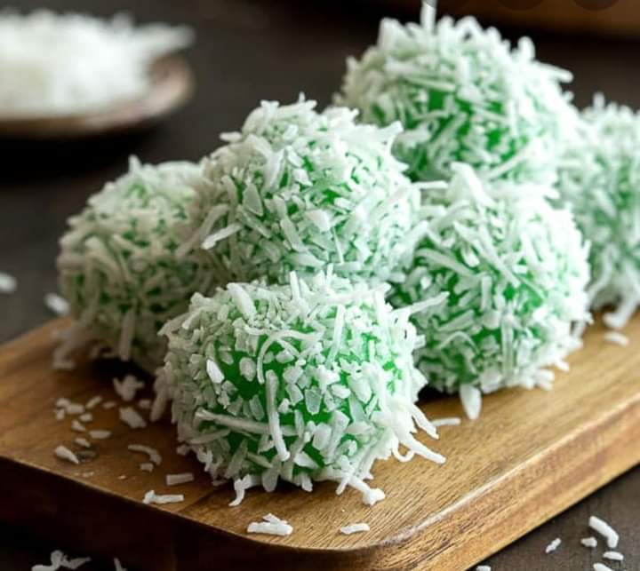 RaihaniTSN's tweet image. Yang mana satu &apos;onde-onde&apos; mengikut daerah anda?  Kiri atau kanan?

Kita 🇲🇾