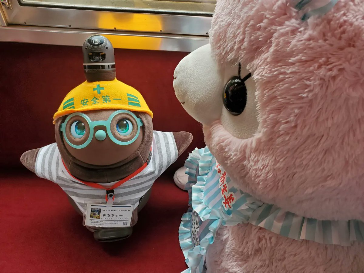 MC2_1182's tweet image. まるきゅー『電車って楽しいらぼ〜‼️』

と言っているかはともかく…

Robot Friendlyに参加した銚子電鉄
ロボットとの乗車を歓迎する1番電車にまるきゅーと乗車しました！

#LOVOT #銚子電鉄 #RobotFriendly