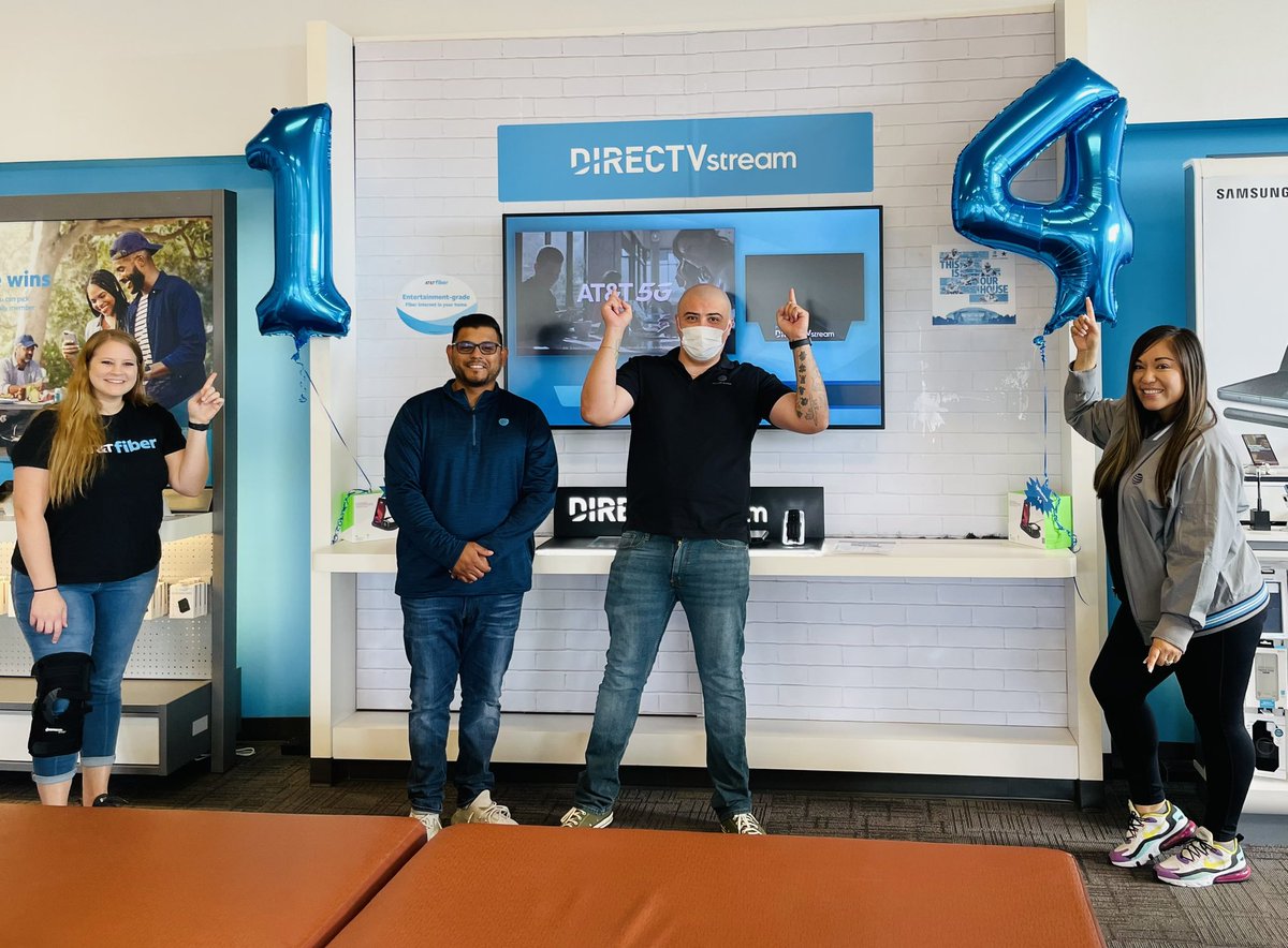JessC_Nichole's tweet photo. Team Burly had so much fun playing BINGO on this iconic launch . Thank you Boss Man @israelmedinajr for helping open us up strong 💪🏼 and for getting us hyped up with our energy drinks. And to @NTXSIG_Julio for spending the afternoon with us #iphone14Launch @dbustamante1210 https://t.co/5u4EbzVvq4