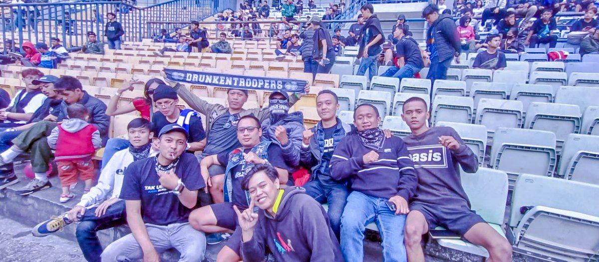 32ccboys's tweet photo. Enakeun pisan kamari nonton sareng aa"ie mah,berbincang sambil kopi santuy,next match kita berjumpa lagi di utara.@Bobotoh32 @MakloonService @sqbol87 @wazzasugara @FKB_PERSIB @dtroopers09 #bobotoh #PERSIB https://t.co/8UB6Jfk2HD