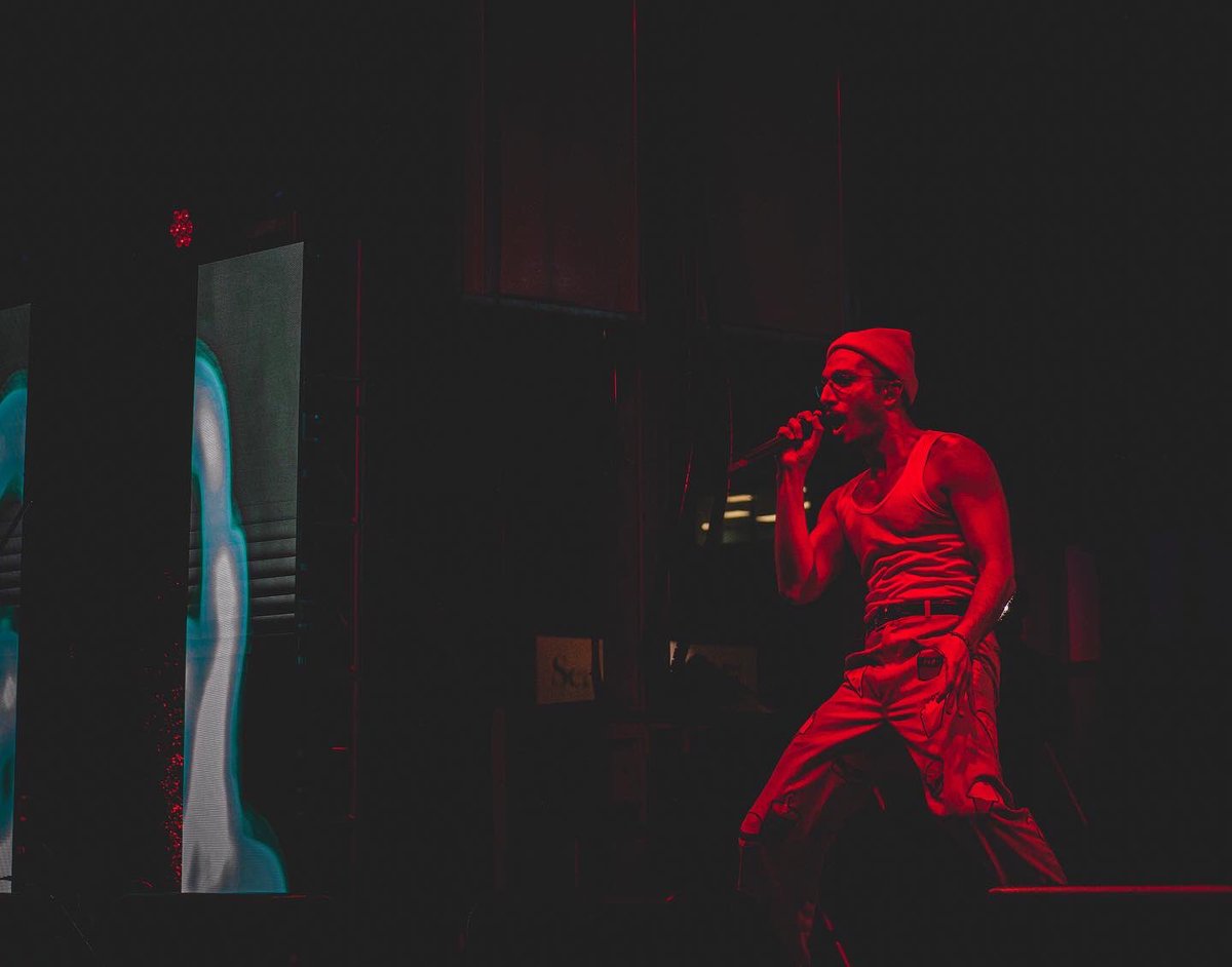 Wanna look cool as fuck, get bathed in red light like @bbnomula

*I’d shoot a whole fucking tour to get photos like this🤟

(September 2nd, 2022)
.
.
.
#music #liveevents #grandoasis #bbnomula #hiphop #recordingartist #rapper #singer #halifax