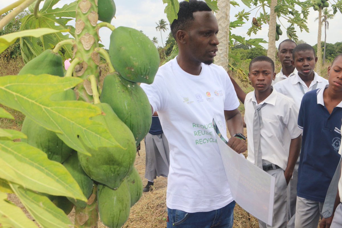BensonDaudi1's tweet photo. #worldcleanupday #Sportsandenvironment : Sisi tumeamua kutumia michezo kuhamasisha utunzaji wa mazingira♻️. Leo tunaungana na dunia kufanya YouthAndEnvironment #treeplanting 
@globalpeacetz @unaclimateoceans @eet_foundation https://t.co/xh7sDOedyf