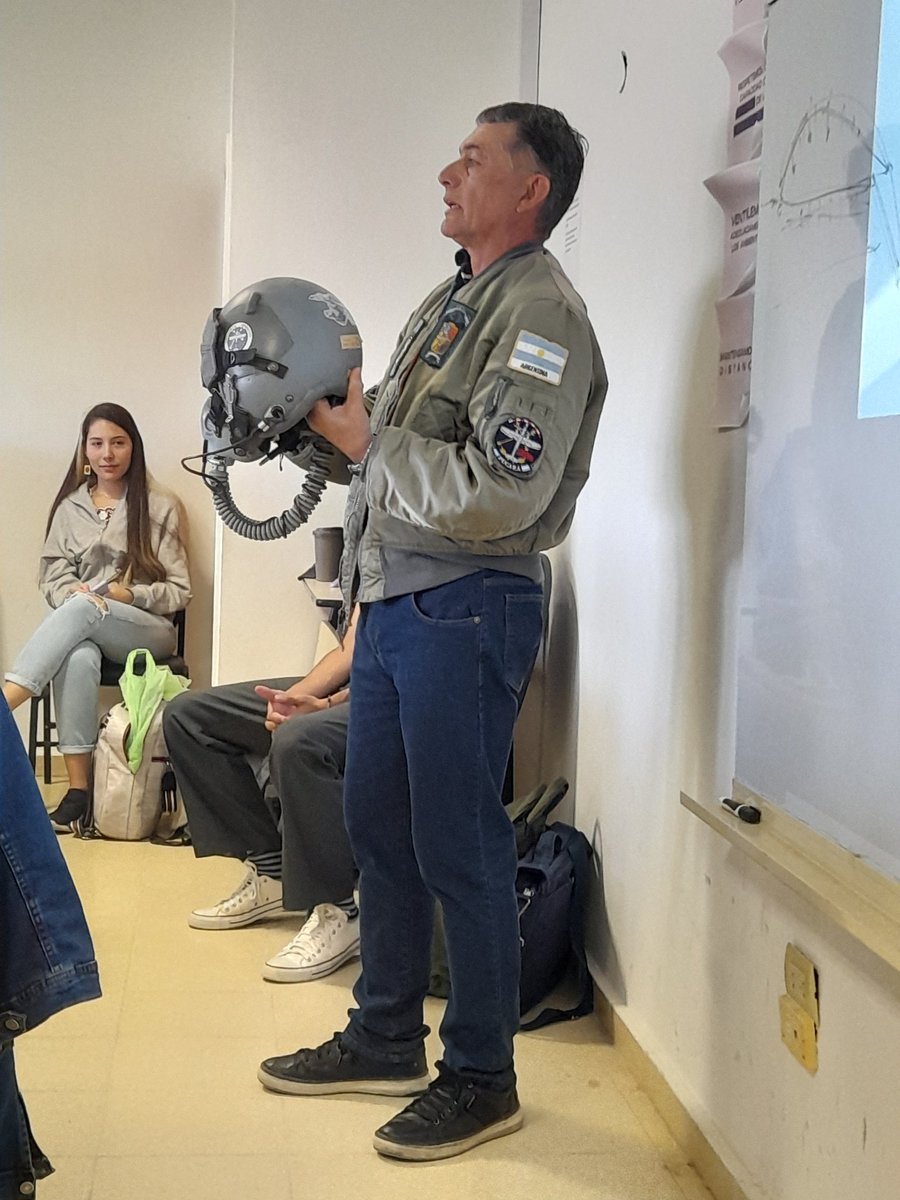 El comodoro Darío Quiroga, retirado de <a href="/FuerzaAerea_Arg/">FuerzaAéreaArgentina</a>, explica a los estudiantes de terminología que "spoiler" no es solo para Netflix 🤣. En #Aero, es un dispositivo que busca reducir la fuerza de sustentación de una aeronave. #terminology ✈ <a href="/LenguasUNC/">Facultad de Lenguas</a>