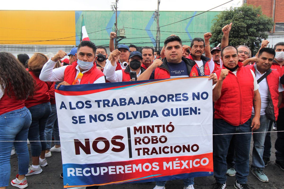 EdomexRed's tweet photo. Hoy desfiló personal #sindicalizado de #SUTEYM #Naucalpan y dejaron claro que #no quieren que se repita algo como Patricia #Durán.

Quieren #justicia después de que los #dejaron a su suerte, sin pago de #quincenas, lo cual les trajo #deudas. https://t.co/X3XNoOgFUy