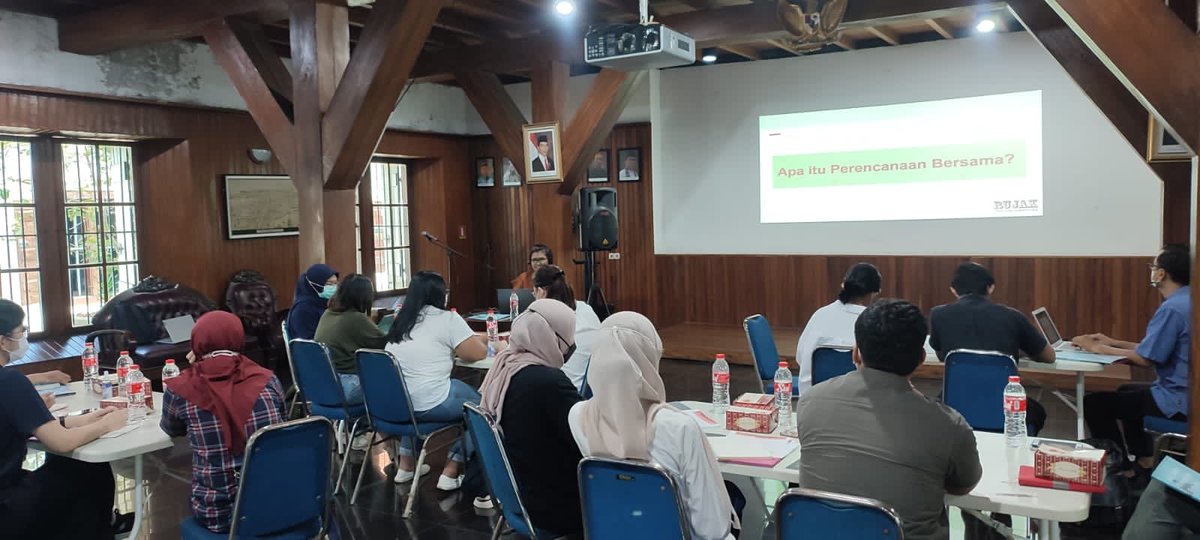 elisa_jkt's tweet photo. Sedang dimulai pelatihan dasar Perencanaan Bersama utk angkatan 2 selama 2 hari dari #HousingLab nya @rujakrcus
Peserta berkesempatan juga utk kunjungan lapangan dan diskusi langsung dengan kampung kota. Kali ini dgn Kampung Marlina Muara Baru, yg sukses dgn bedah rumah mandiri. https://t.co/3yvrxkbKJf