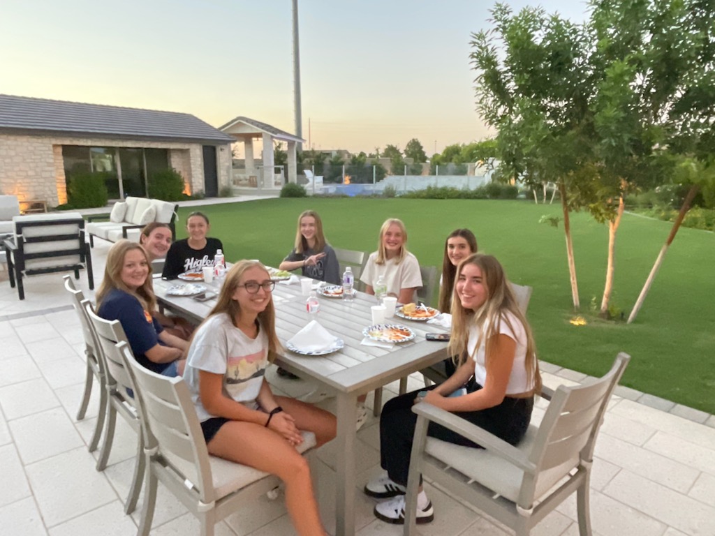 HigleyXCTF's tweet photo. Thank you to the Miner family for hosting FAMILY dinner! Ready for our meet in the morning!🏃‍♀️🏃‍♂️🏁 https://t.co/fw9ouRu8hF
