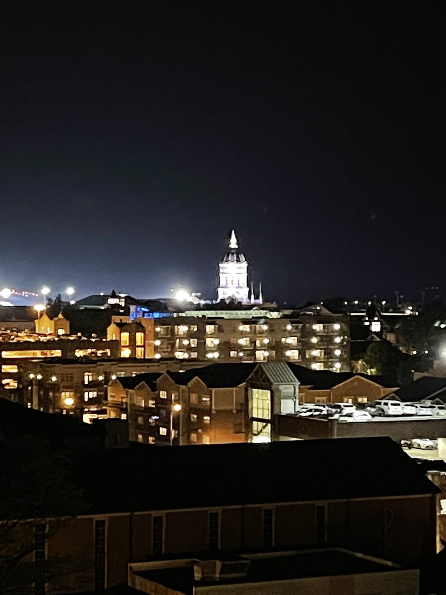 ToddWhitaker's tweet photo. Rooftop with a view. @TheRoofColumbia #JesseHall @Mizzou https://t.co/vYxK9wl1yB