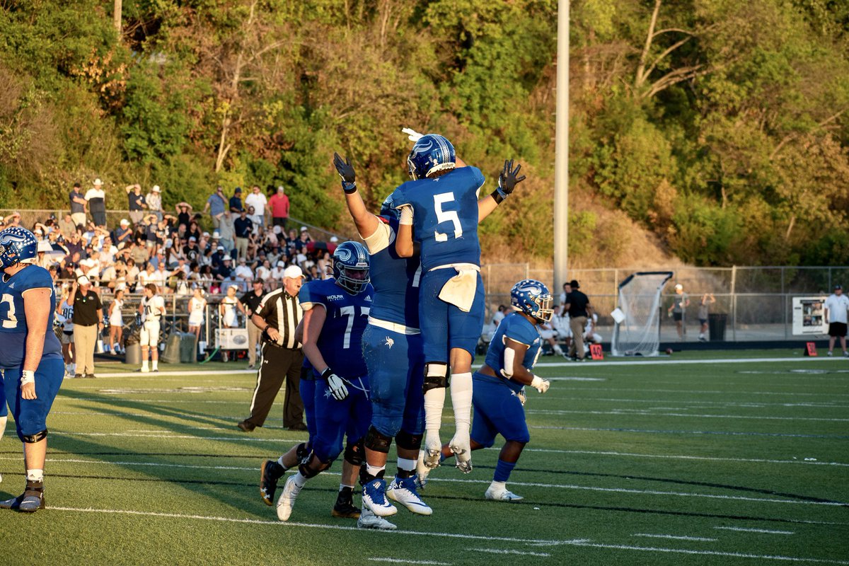 TenaciousTRBY's tweet photo. His character is unmatched, and he keeps his head higher than these hops. @DraketheQB #kneesbent #headup #blinderson #mustardseedoffaith #KeepCLIMBing #TrustTheProcess https://t.co/TAZRxZQbb5