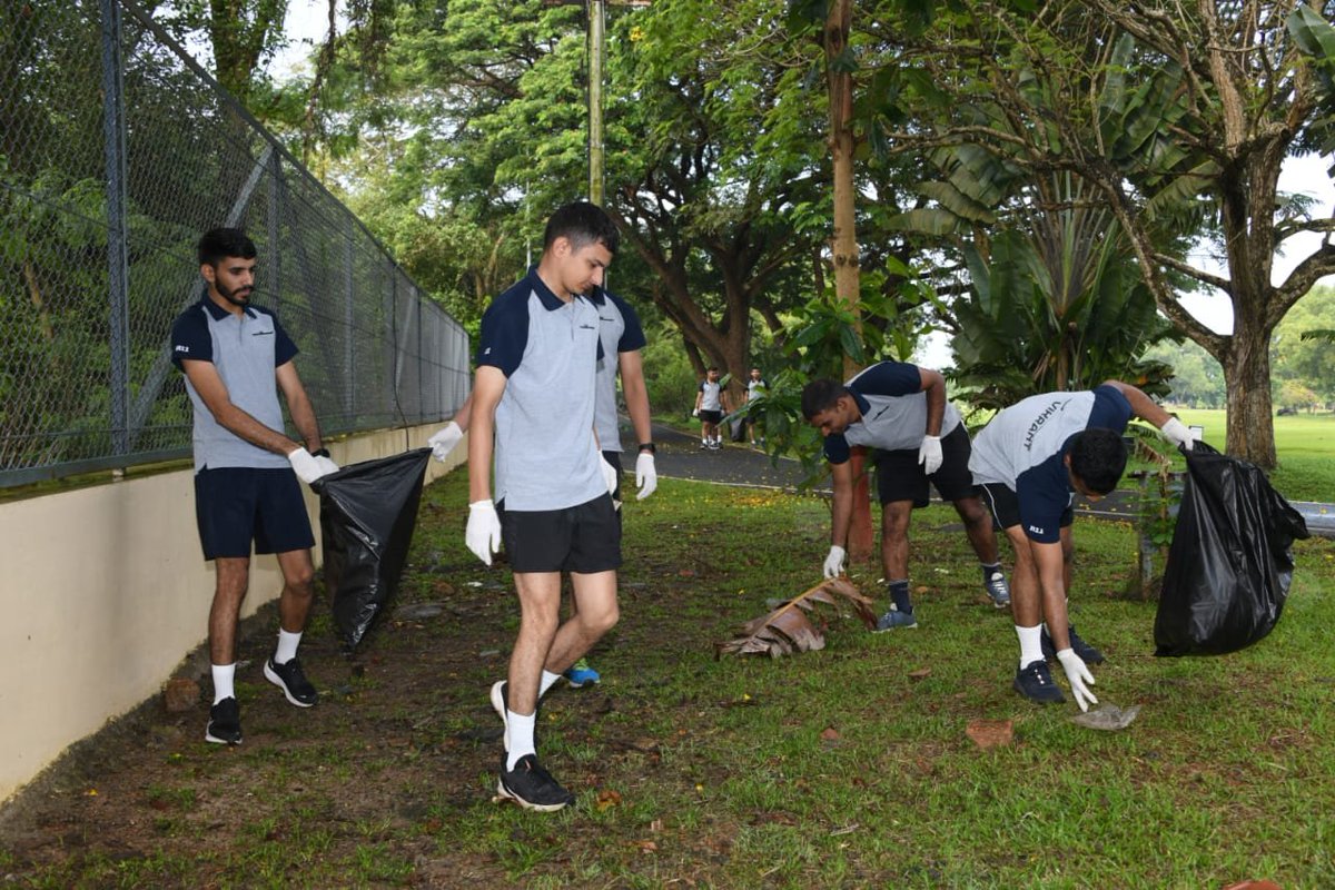 1/2

' Cleanliness is next to Godliness'

In a cleanship drive organised by #IN_HQSNC as part of #InternationalCoastalCleanUp day #PuneetSagarAbhiyan, crew of #INSVikrant carried out clean ship of the waterfront area.