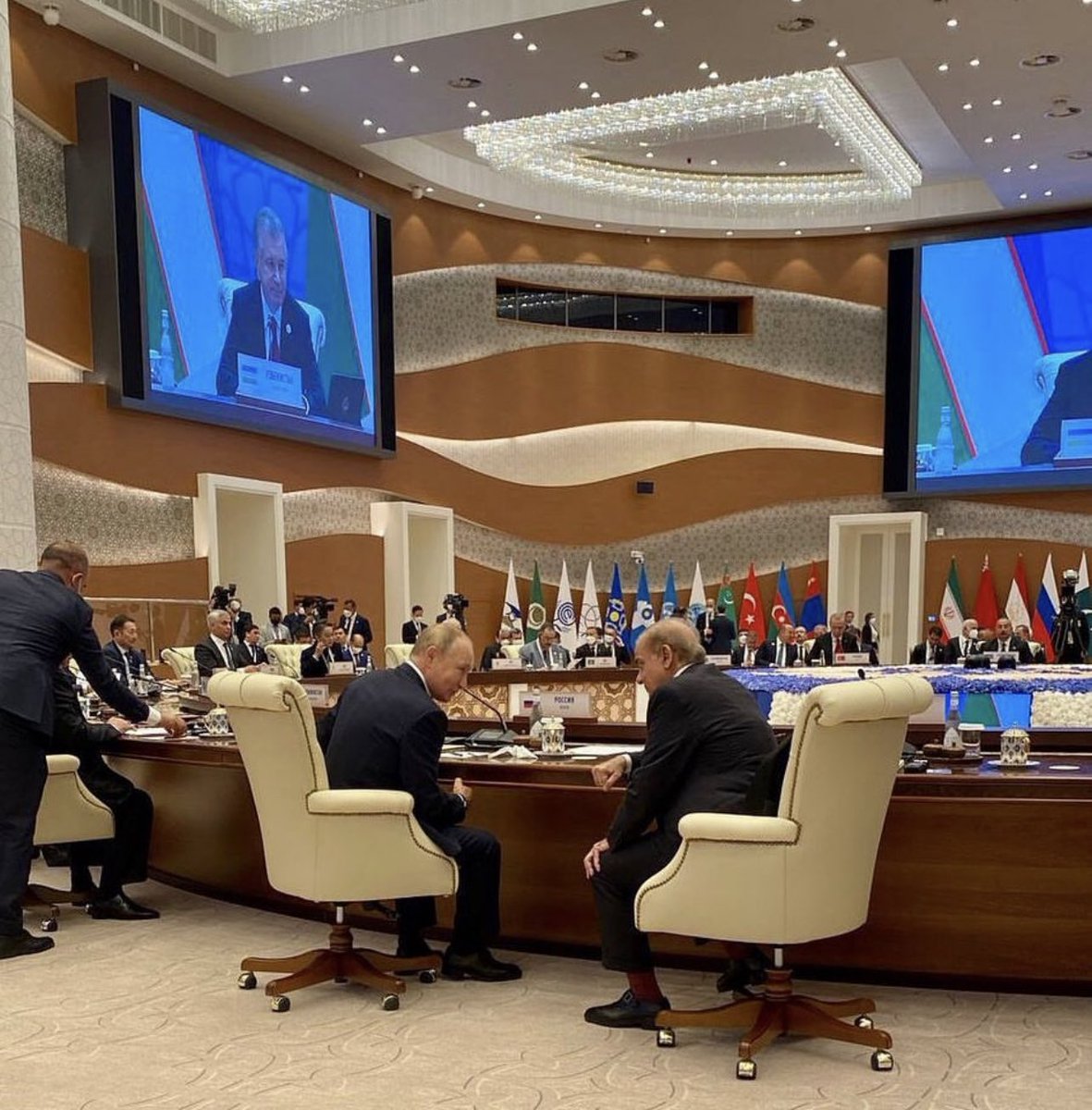 یوتھیو یہ بھی اپنی امی سے پوچھو کہ کیا سرگوشی ہو رہی ہے
#وہ_میری_امی_سے_پوچھ_لیں