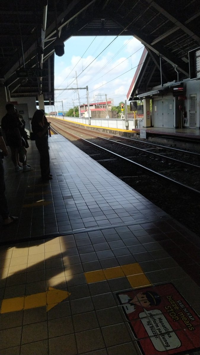 yengssss's tweet photo. sana may update kung bakit matagal dumating yung tren @officialLRT1 https://t.co/DpTg11l2Th