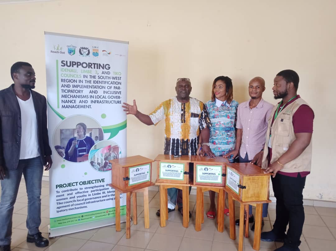 reachoutdev1's tweet photo. 𝐁𝐮𝐢𝐥𝐝𝐢𝐧𝐠 𝐑𝐞𝐬𝐢𝐥𝐢𝐞𝐧𝐭 𝐂𝐨𝐮𝐧𝐜𝐢𝐥𝐬
04 Suggestion boxes and feedback forms  were handed over to the Idenau, Tiko and Limbe III Councils each, to facilitate citizen participation @giz_gmbh . @NEDemocracy @UEauCameroun @USEmbYaounde @UKinCameroon @CanadaCameroon https://t.co/DVJEVa7sR5