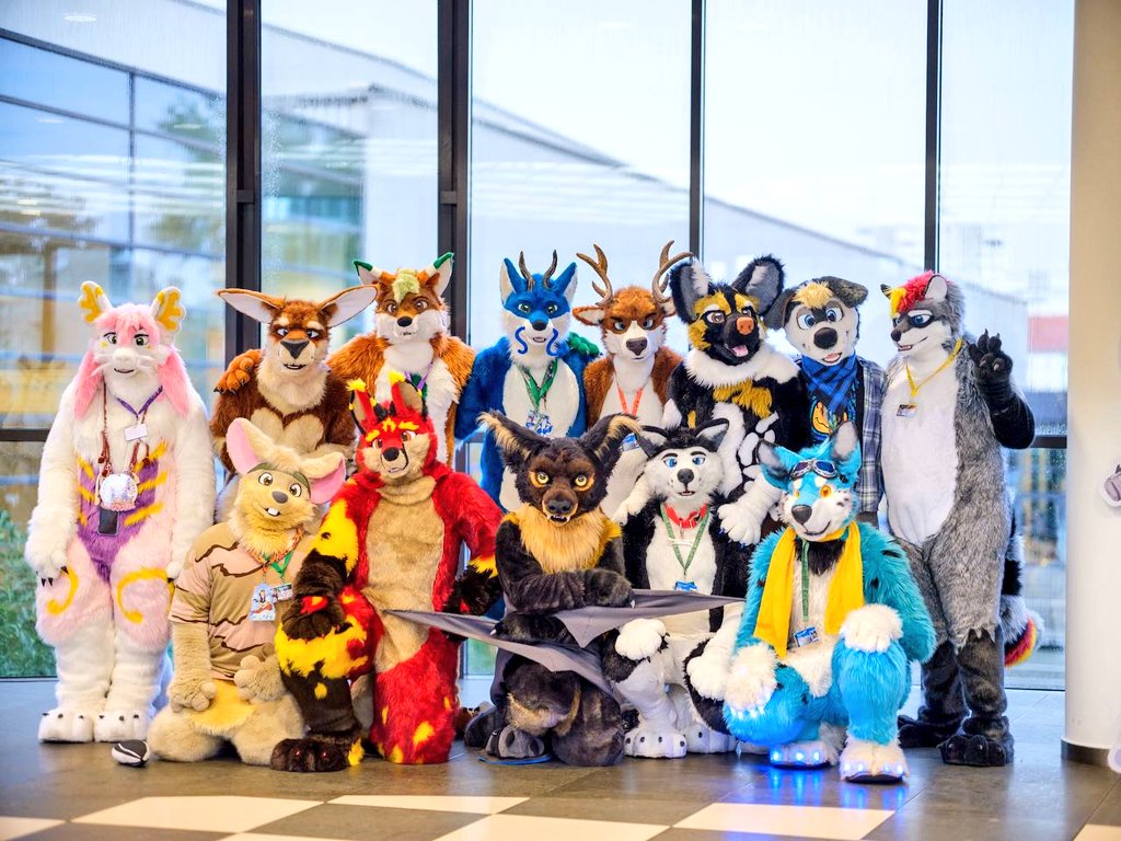 Wildspotworks group photo from the last #Eurofurence26  that I will shamelessly use for my pinned tweet. :3

Taken by <a href="/CaptainChaotika/">🌻 混沌的隊長 ➡️ TFF, AC, EF</a>. Thank you!