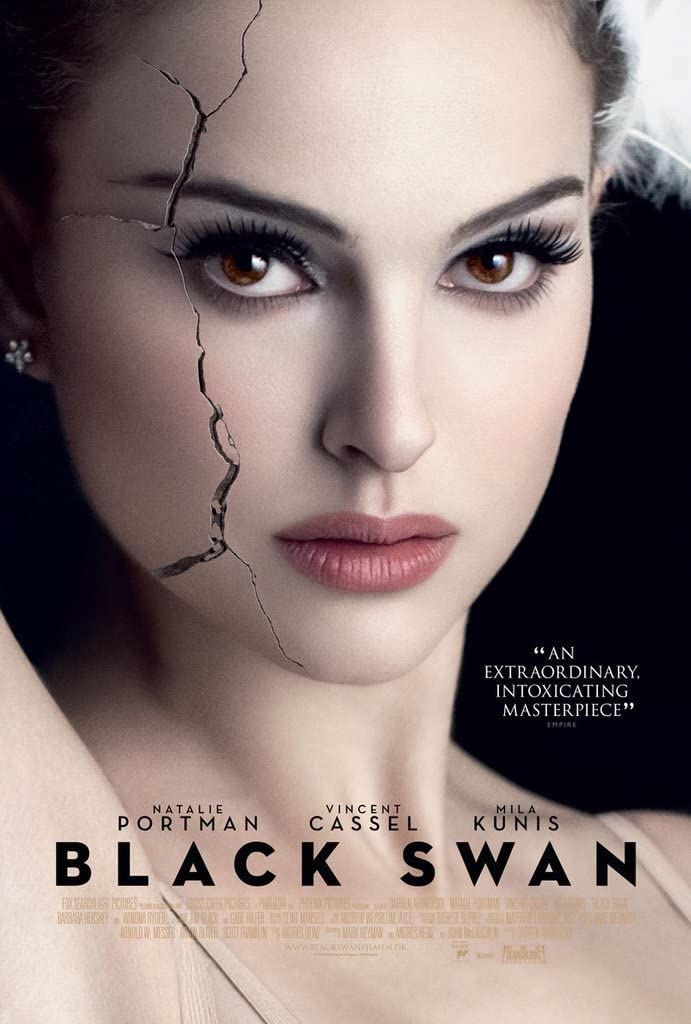 PeraSinema's tweet photo. "Belki çok sade bir afiş Black Swan’ın bu afişi. Ancak karakterin yaşadığı acıyı, güzelliğinin arkasında kalan iç dünyasındaki parçalanmaları başarıyla aktarıyor" @AhmetBFS #EnSevdiğimAfişler #PeraSinema 

https://t.co/21g6bgRhlj https://t.co/kG8dOCQ9Qr