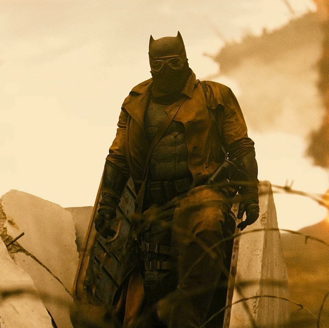Sr__Wayne's tweet photo. HAPPY #BatmanDay https://t.co/3IiGP573cS