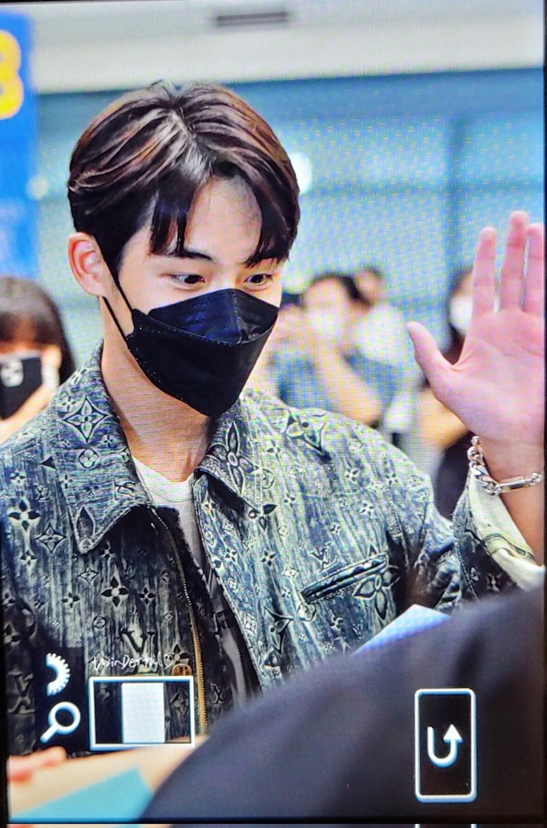220917 

오래만에 한국 ,애기 신나🥳🥳

#WayV #WeiShenV #威神V #윈윈 #WINWIN #董思成 <a href="/WayV_official/">WayV</a>