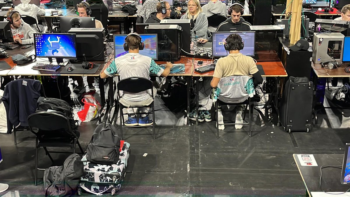 🔔 | 𝗟𝗢𝗨𝗩𝗔𝗥𝗗 | 🔔

Notre équipe est sur place et prête à en découdre ! 👊

Préparez-vous à du lourd ce week-end ! 👀🔥

#ForzaP5 #Louvard2022 💙💜