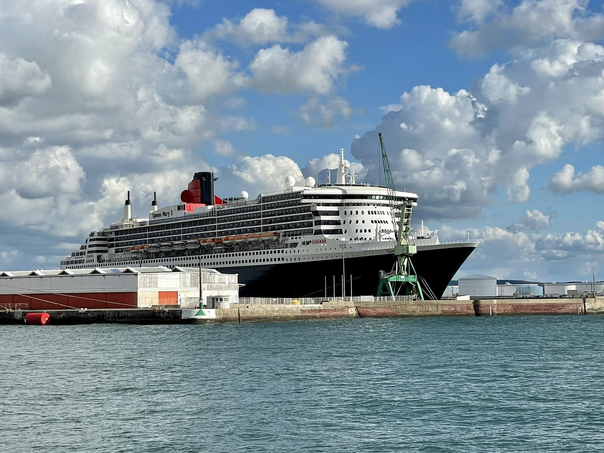 ConstanceDelpy's tweet photo. Queen Mary II au Havre !
@LeHavreMetro @LH_LeHavre @cunardline @MedefLeHavre @LH_LeHavre @lehavreetretat #croisiere #port #tourisme @Normandie @Tourisme76 @JEP https://t.co/aMhzYUhXwe