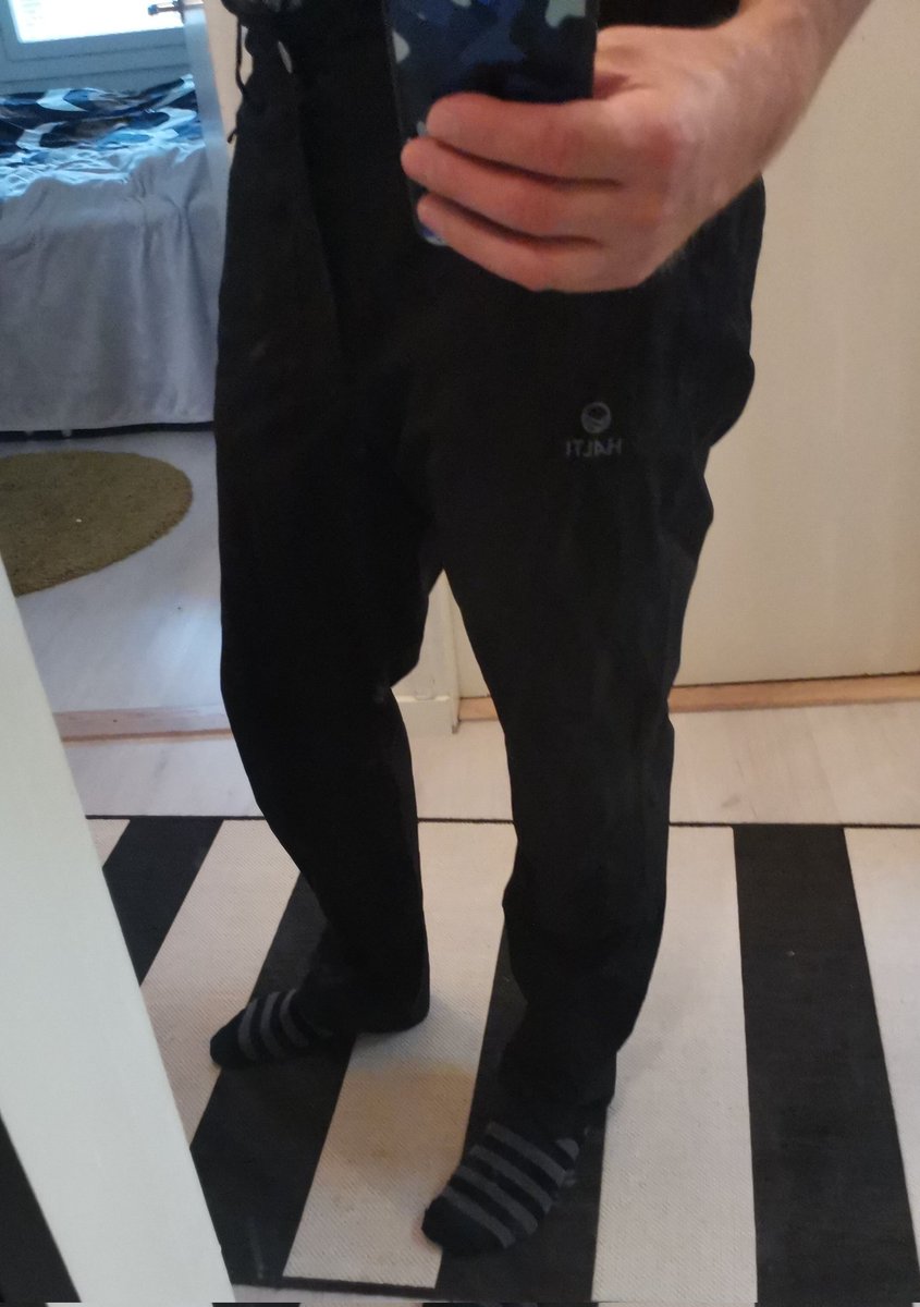 MikajKarkkainen's tweet photo. Se aika vuodesta että koiran ulkoiluttaja kaivaa vedenpitävät Halti:n kuorihousut kaapista #sataa #syksy https://t.co/C8QBpRd31E