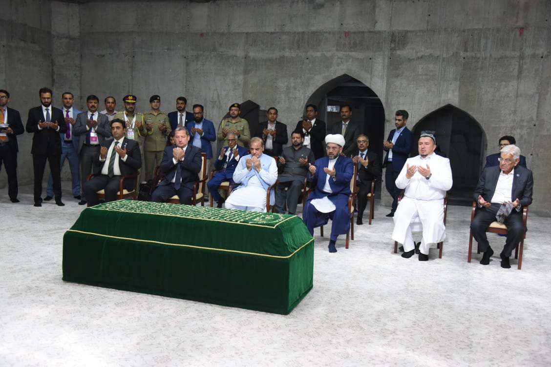 ammarayyaz5's tweet image. Prime Minister Shehbaz Sharif visited the mausoleum of Imam Bukhari in Samarqand on 16th September, 2022.
#SCOSummit2022 #PakPMatSCO