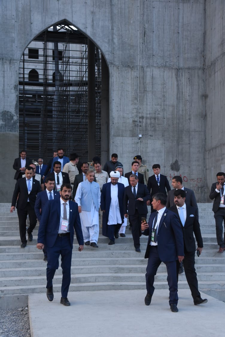 ammarayyaz5's tweet image. Prime Minister Shehbaz Sharif visited the mausoleum of Imam Bukhari in Samarqand on 16th September, 2022.
#SCOSummit2022 #PakPMatSCO
