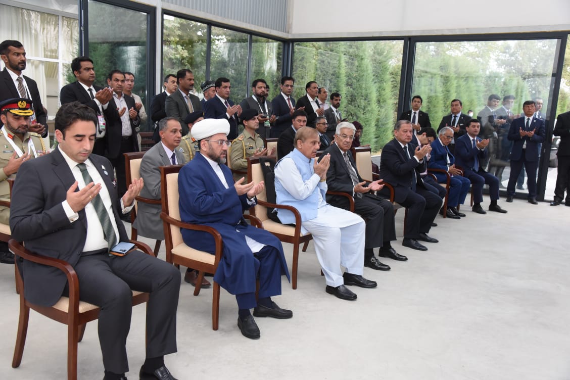 ammarayyaz5's tweet image. Prime Minister Shehbaz Sharif visited the mausoleum of Imam Bukhari in Samarqand on 16th September, 2022.
#SCOSummit2022 #PakPMatSCO