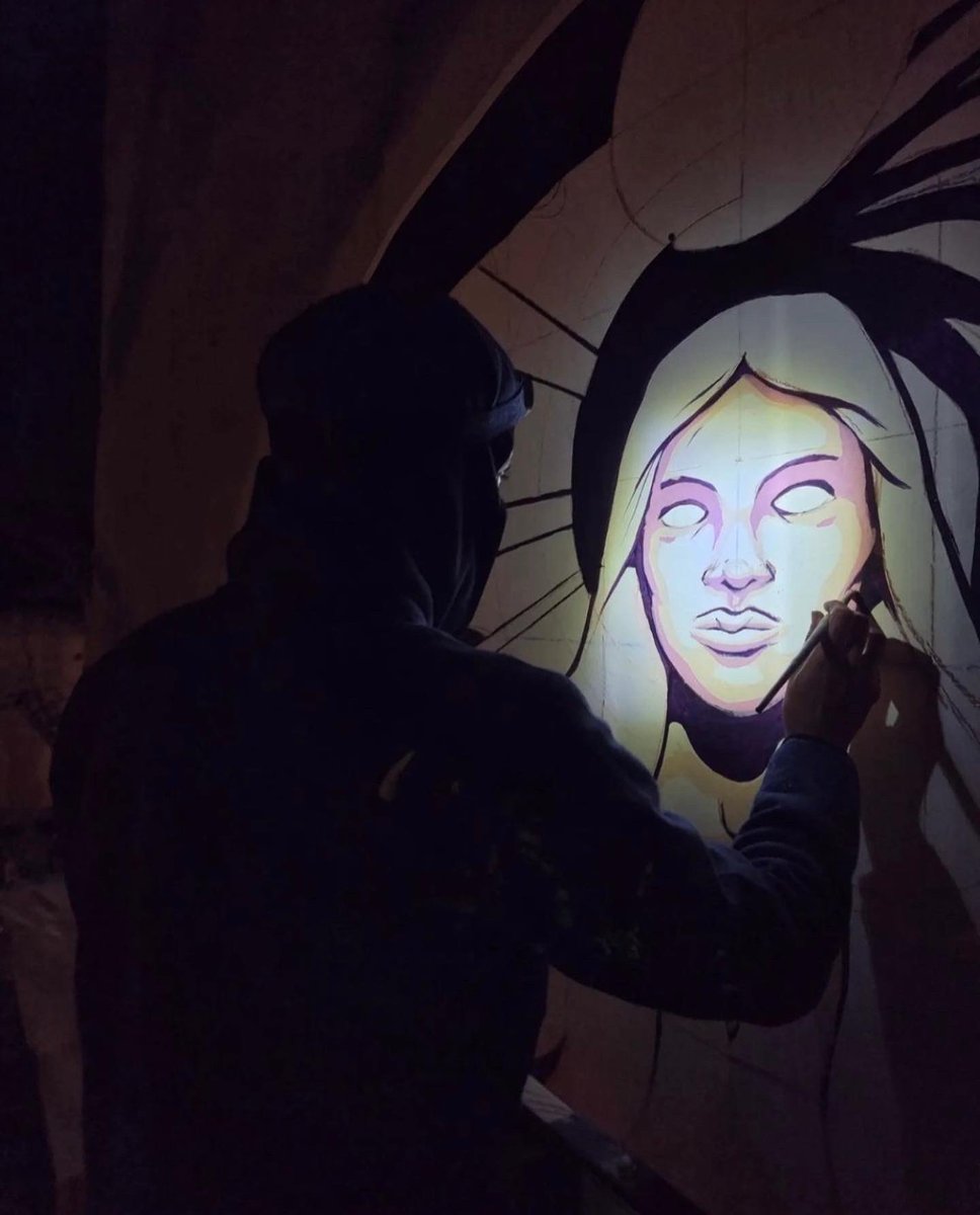 Session street art avec <a href="/NotyAroz/">Noty Aroz</a> 

👉Rendez-vous ce soir pour l’inauguration de la fresque 

📍Place Emile Cresp à Montrouge 

#streetart #art #NFTs #NFTartist #NFTartwork #NFTCommmunity #mythologeny