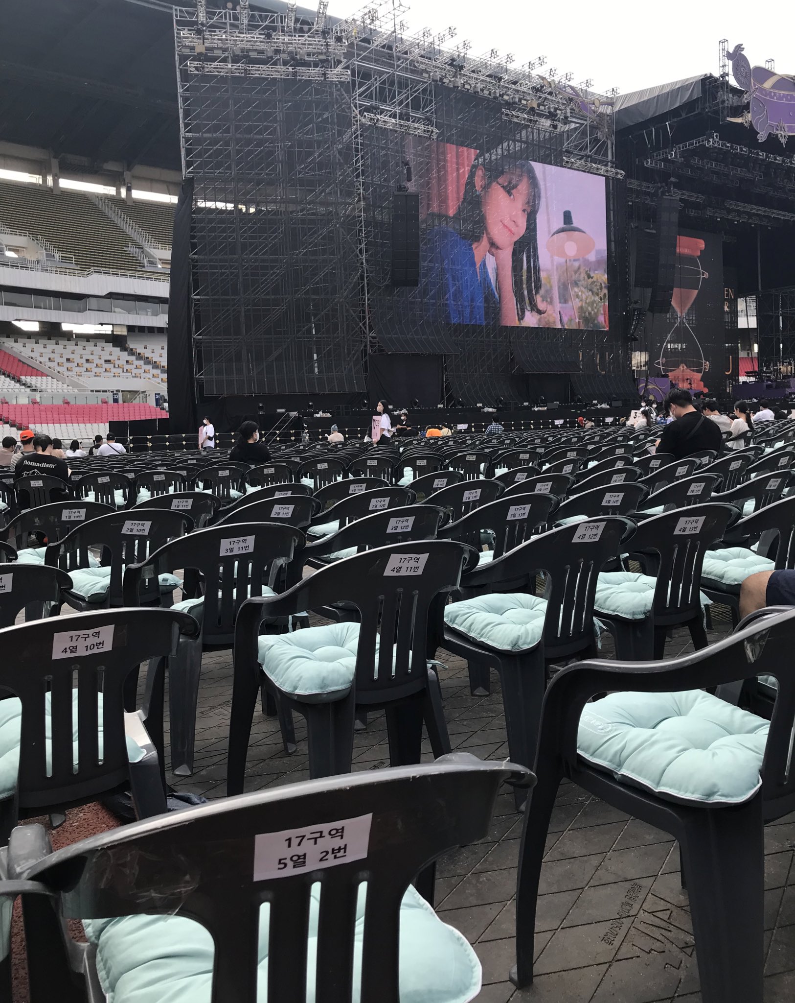 🎬 on Twitter "iu mom preparing cushions for fans to sit on is such a