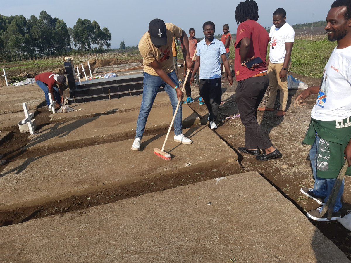 MentorOfficiel's tweet photo. 40émeJrs: #MONUSCOmustGO
Ns sommes partis entretenir et se recueillir devant les tombes de nos frères tués par la @MONUSCO à Goma lors des manifestations populaires exigeants leur départ. Le cap est maintenu merci à tt le monde d'avoir été là.
OUI, LE CONGO SERA SAUVÉ!
@JPouvons https://t.co/QRh2yT57jx